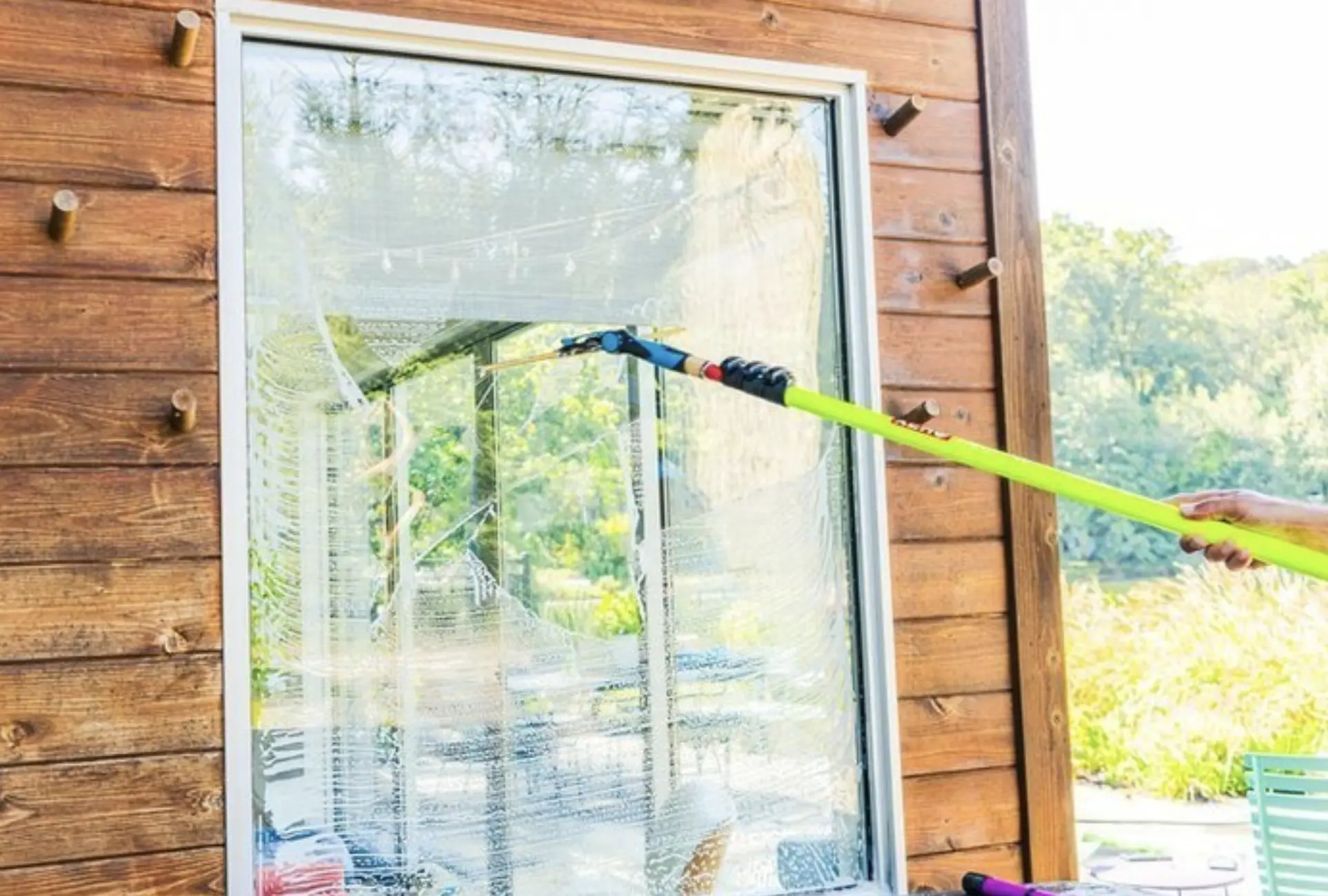 Water fed pole cleaning
